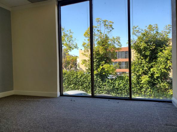 CORNER OFFICE, WINDOWS. 2 OFFICES, LARGE BULLPEN